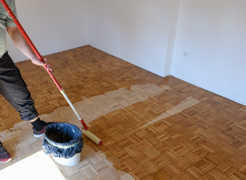 Les erreurs qui abîment un parquet en bois sans qu'on s'en rende compte