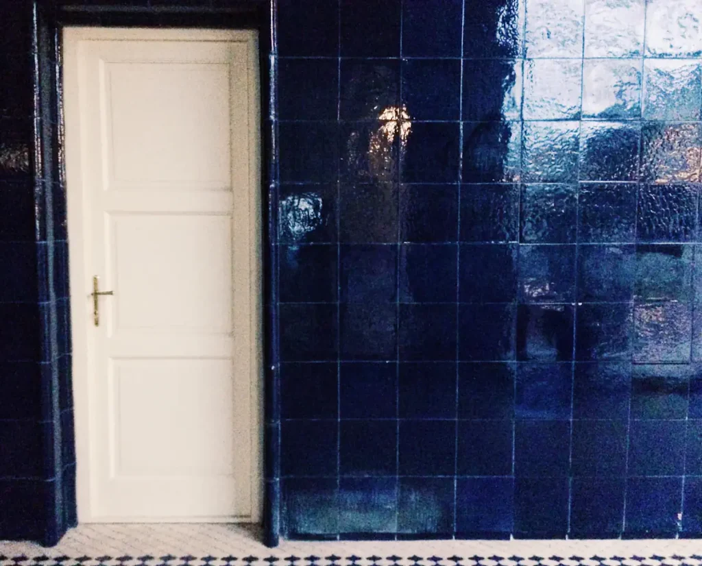 Voici notre avis après 6 mois d'utilisation sur la peinture carrelage salle de bain